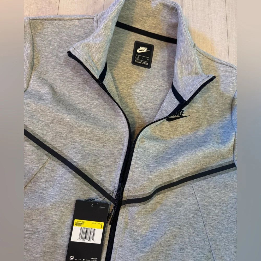NWT Women's Nike Sportswear Tech Fleece Full Zip Jacket‎ Gray